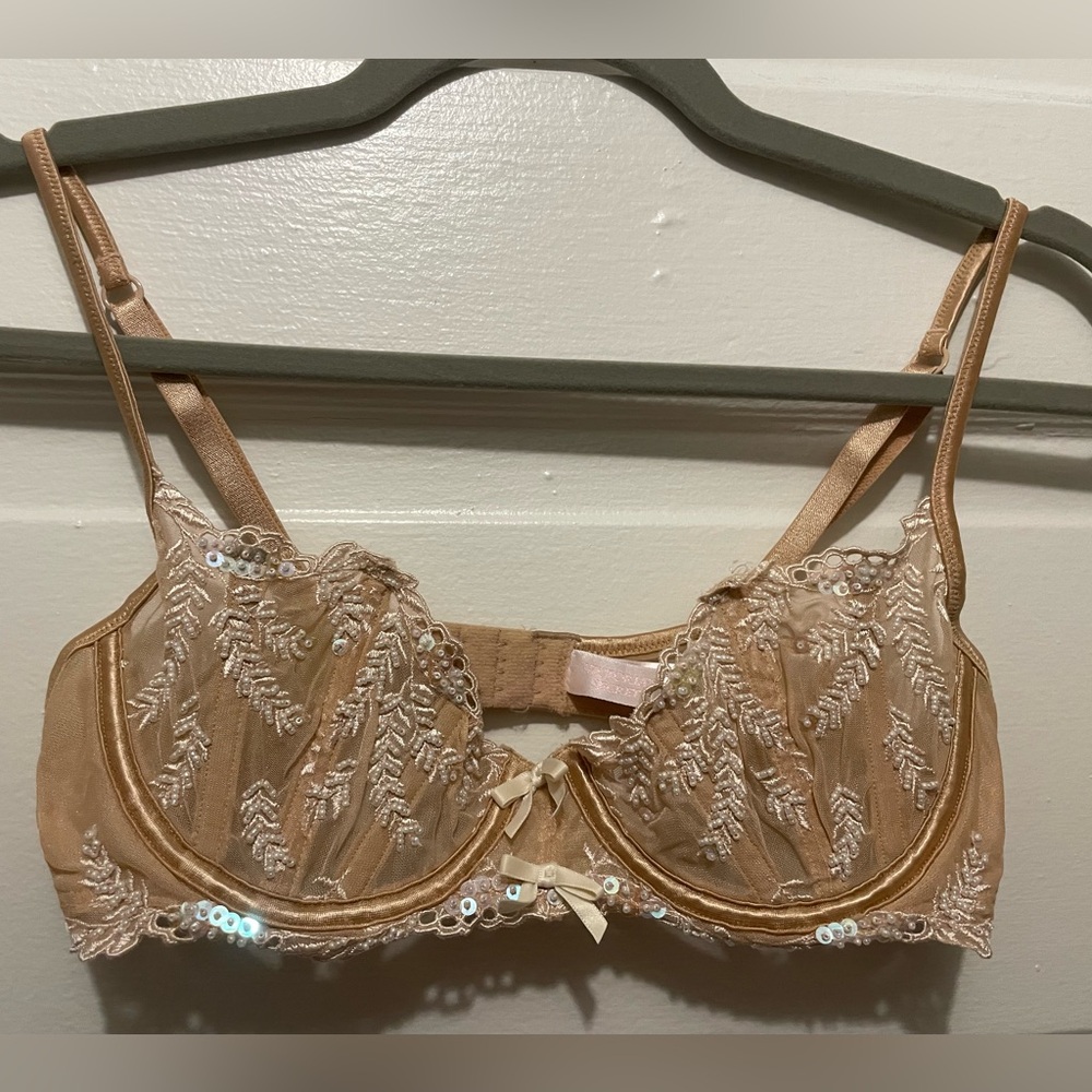 Victoria’s Secret, beige 36B bra.